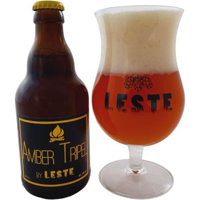 Leste Amber Tripel naast een gevuld passend glas