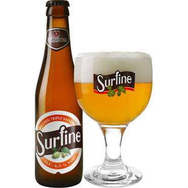 Uitgeschonken Surfine in bijhorend Surfineglas met flesje ernaast
