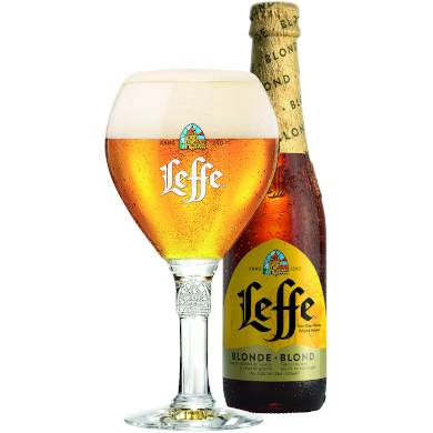 Uitgeschonken blonde Leffe in bijhorend kelkglas