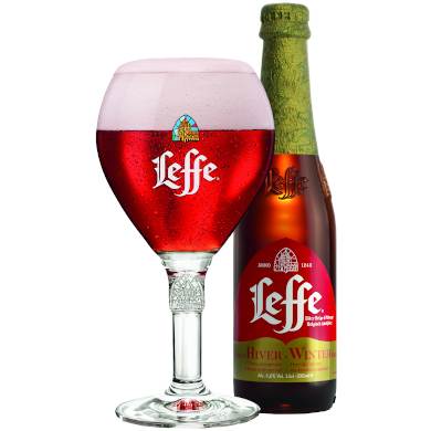 Leffe Winterbier uitgeschonken in Leffeglas met bierflesje naast