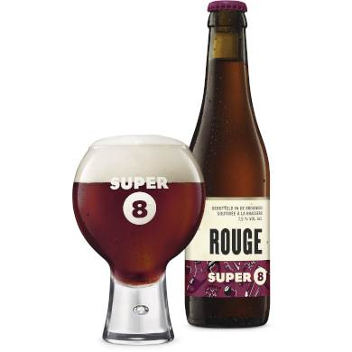 Uitgeschonken Super 8 Rouge in bijhorend glas