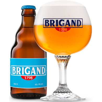 Uitgeschonken Brigand in Brigand-bierglas naast bierflesje