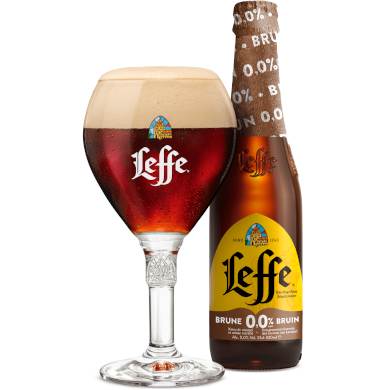 Uitgeschonken alcoholvrije Leffe Bruin in bijhorend kelkglas