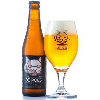 Uitgeschonken blonde Poes in bijhorend bierglas
