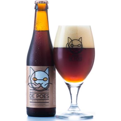 Uitgeschonken bruine Poes in bijhorend bierglas