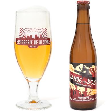 Jambe-de-Bois in bijhorend glas uitgeschonken