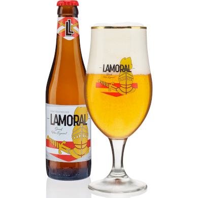 Lamoral in bierglas met flesje ernaast