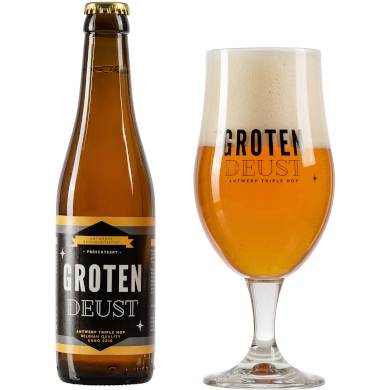 Groten Deust uitgeschonken in glas naast flesje