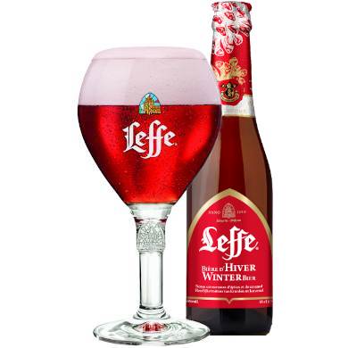 Leffe Winterbier uitgeschonken in Leffeglas met bierflesje naast