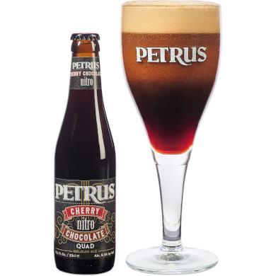 Petrus Nitro Cherry &amp; Chocolate loodrecht uitgeschonken in glas