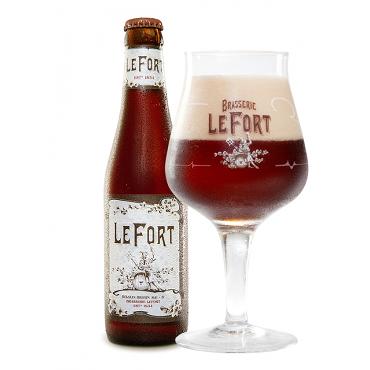 LeFort in een bijhorend bierglas naast bierflesje