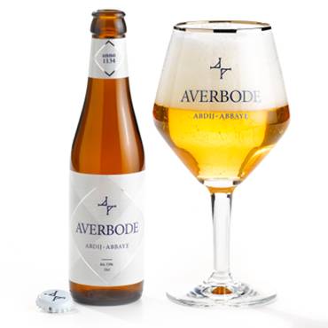 Uitgeschonken Averbode-bier in bijhorend bierglas naast bierflesje