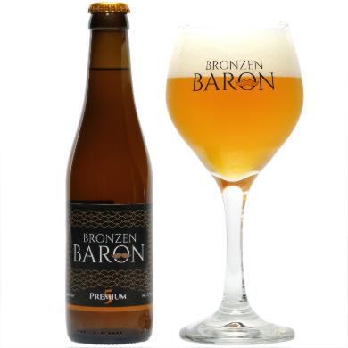 Gevuld glas Bronzen Baron Premium 5 naast flesje