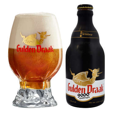 Gulden Draak 9000 Quadruple in een bijhorend bierglas naast bierflesje