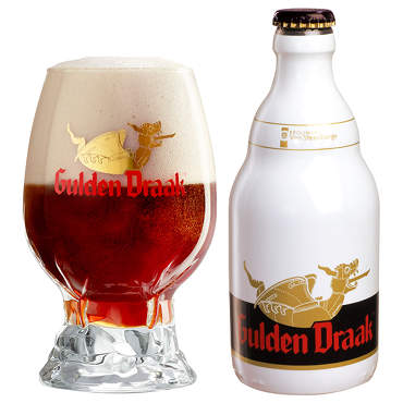 Gulden Draak in een bijhorend bierglas naast het witte bierflesje