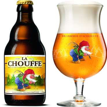 Uitgeschonken La Chouffe in glas van Brasserie d'Achouffe