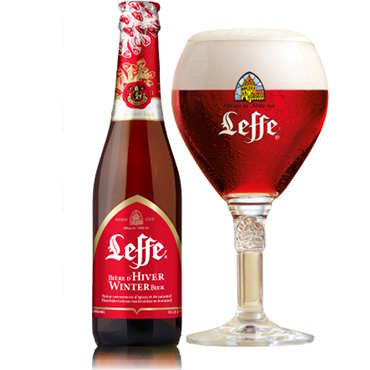 Leffe Winterbier uitgeschonken in Leffeglas met bierflesje naast