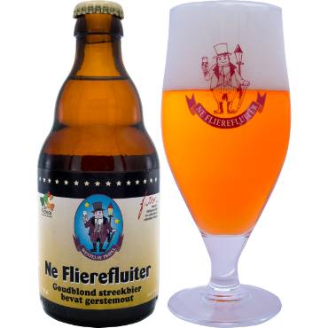 Ne Flierefluiter - Westelse Tripel in een bijhorend bierglas naast bierflesje
