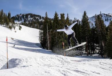 Snowboarder in de lucht – een studentenjob geeft je vleugels