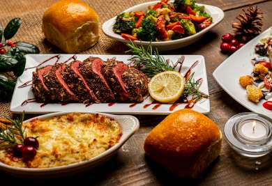 Feestelijk kerstdiner met rosbief, geroosterde wintergroenten, vers brood en sfeervolle kerstdecoratie – perfecte inspiratie voor uw kerstmenu met bijpassende topwijnen