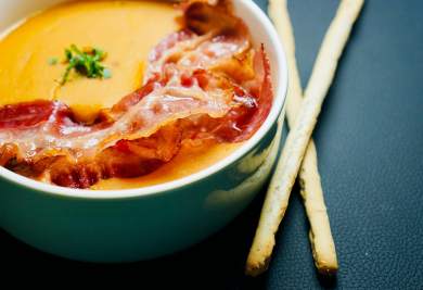 Romige pompoensoep met knapperig spek past bij een Chablis topwijn of een chardonnay topwijn