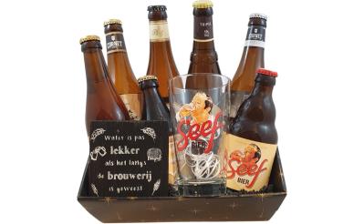 Zwart rechthoekig geschenkbakje met bieren en Seef-bierglas en onderzetter