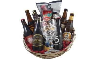 Geschenkmand met Gouden Carolus, chips en andere bieren