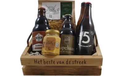 Houten bakje met streekbieren, lokale pasta en advocaat van de streek