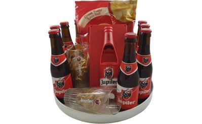 Geschenk met acht Jupilers, chips, glazen en flesopener