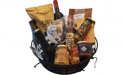 Geschenk met bier, wijn, Cava, advocaat, whisky, chips, paté, olijven en meer