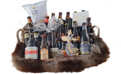 Luxe bierkorf met verschillende bieren en versnaperingen