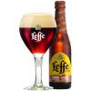 Uitgeschonken donkere Leffe in bijhorend kelkglas