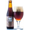 Uitgeschonken bruine Poes in bijhorend bierglas
